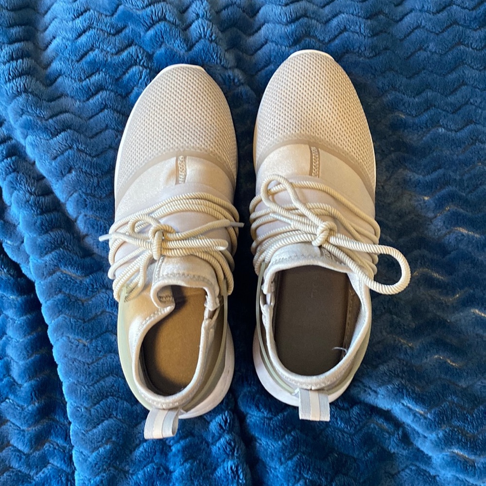 Size 9 tennis shoes